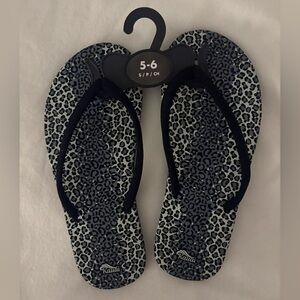 2/10 ✨Leopard Print y2k flipflops NWOT